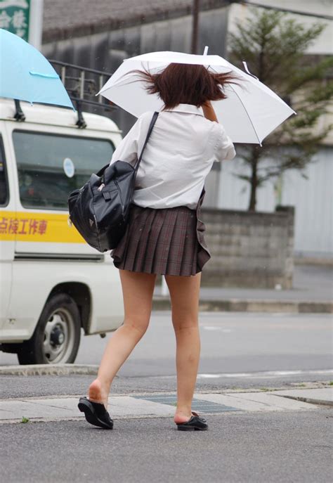 【強風パンチラ盗撮エロ画像】女性のスカートが豪快に舞い上が。